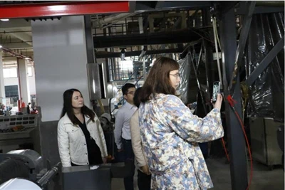 Conduceți clienții cooperatori străini să viziteze fabrica de pungi de ambalare